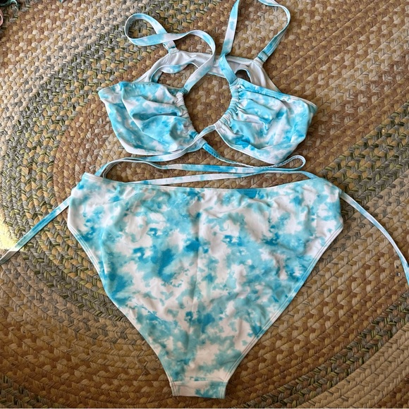 Shein plus bikini with cutouts - Picture 3 of 3